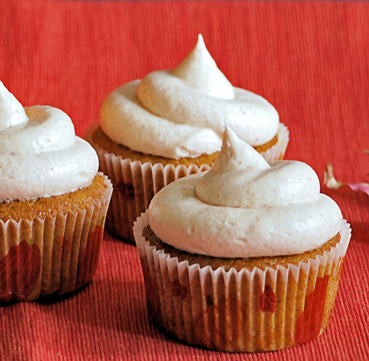 PUMPKIN CUPCAKES WITH CINNAMON CREAM CHEESE FROSTING